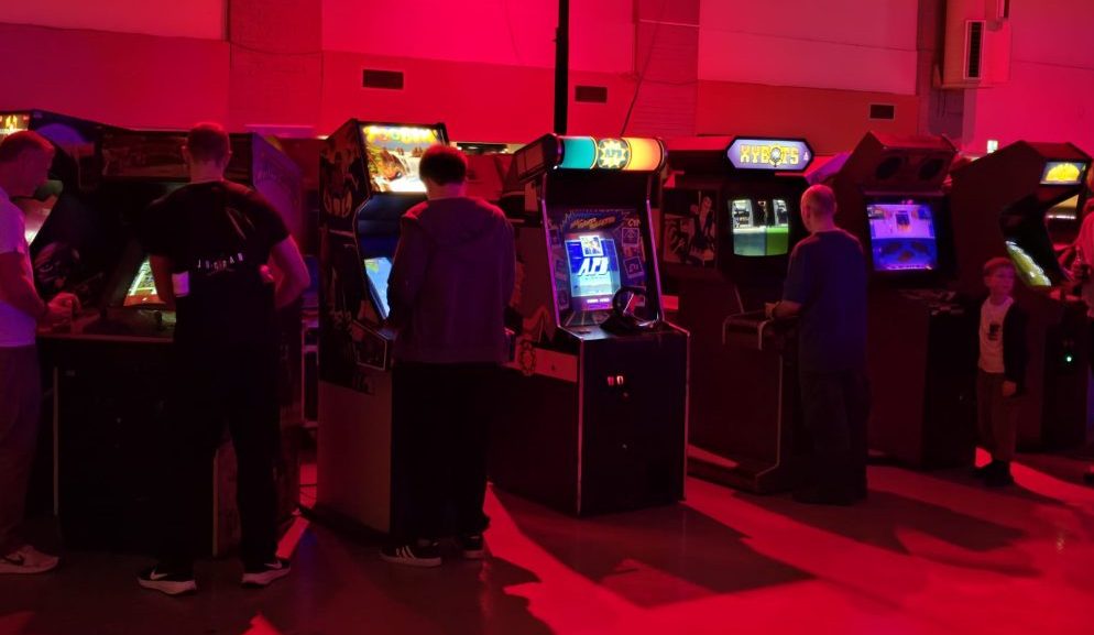Glow of the Arcade: Classic Uprights in Red Neon at PLAY Expo